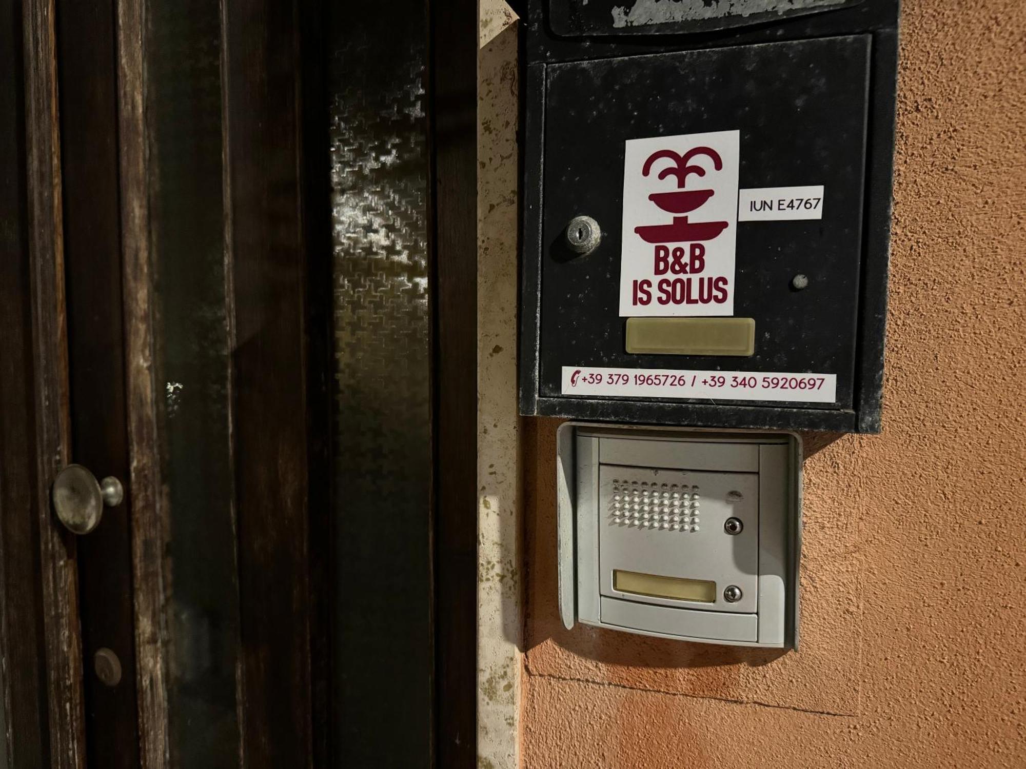 Domo Is Solus - Affittacamere - Living SantʼAntìoco Esterno foto